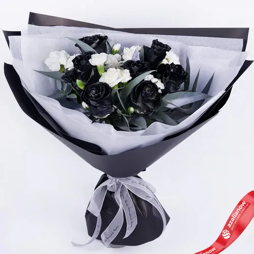 Фото 1: Букет из белых гвоздик и черных роз «Ретро». Сервис доставки цветов AzaliaNow