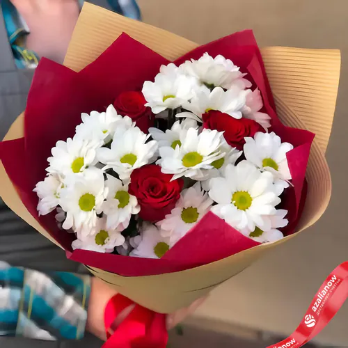 Фото 1: Букет из белых хризантем и красных роз «Краски лета». Сервис доставки цветов AzaliaNow