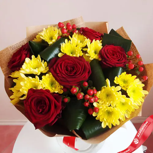 Фото 1: Букет из роз, хризантем и гиперикума «День солнца». Сервис доставки цветов AzaliaNow