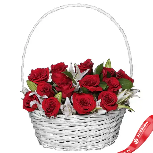 Фото 1: Букет из роз и лилий в корзине. Сервис доставки цветов AzaliaNow