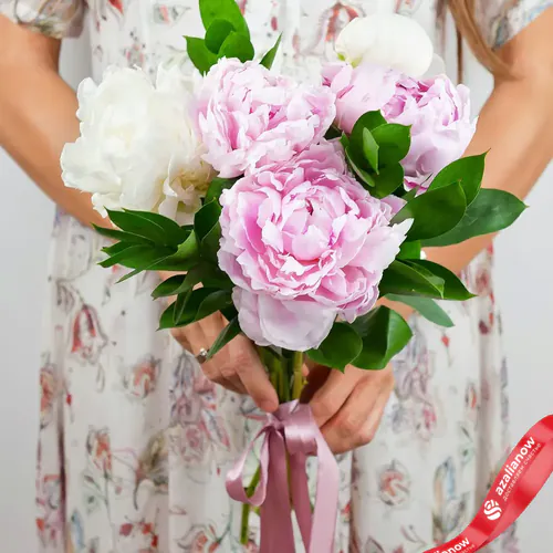 Фото 3: Букет из 3 розовых и 2 белых пионов «Счастливые сны». Сервис доставки цветов AzaliaNow