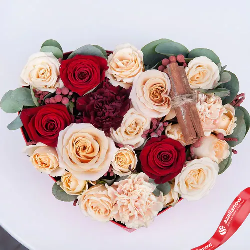 Фото 1: Букет из роз и гвоздик в коробке в форме сердца «Сердечный друг». Сервис доставки цветов AzaliaNow