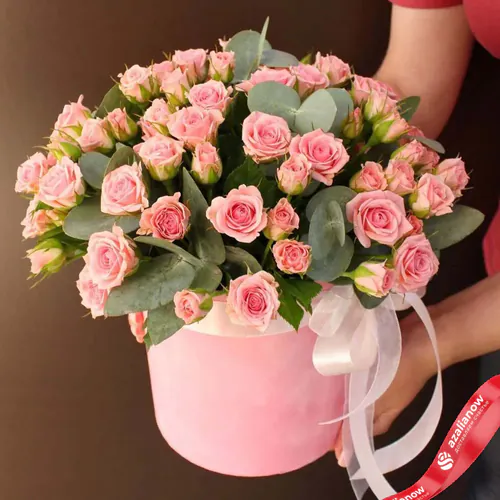 Фото 1: Букет из 19 кустовых розовых роз в шляпной коробке. Сервис доставки цветов AzaliaNow
