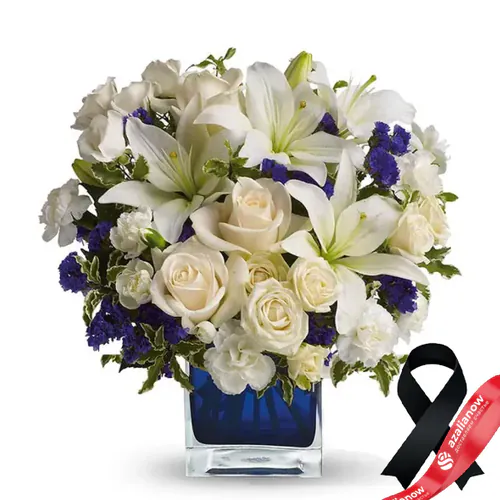 Фото 1: Траурный букет из роз, лилий и гвоздик «Ясное голубое небо». Сервис доставки цветов AzaliaNow