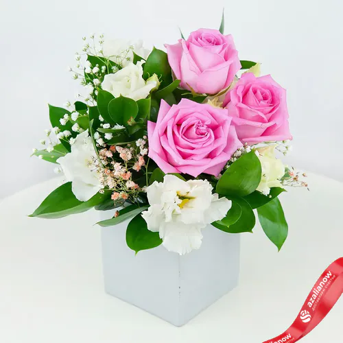 Фото 1: Букет из 3 розовых роз, лизиантуса и гипсофилы «Вечная любовь» (букеты от 3000 до 4000). Сервис доставки цветов AzaliaNow