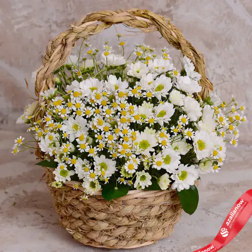 Фото 1: Букет из белых хризантем и ромашек в корзине. Сервис доставки цветов AzaliaNow