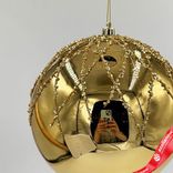 Маленькое фото 2: Украшение подвесное «Шар с глиттером» (пластик), D15см, золотой